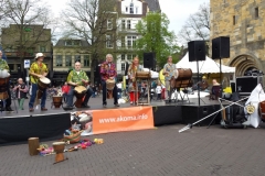 op podium voor de kerk